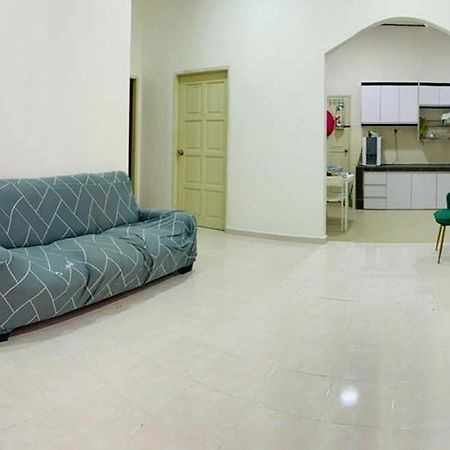 Nurul Amin Guest House Pantai Cahaya Bulan コタバル エクステリア 写真
